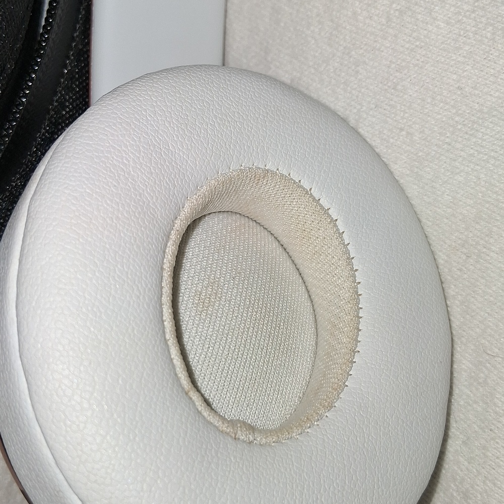 Beats Solo 3 Used Few Times. - Picture 10 of 13